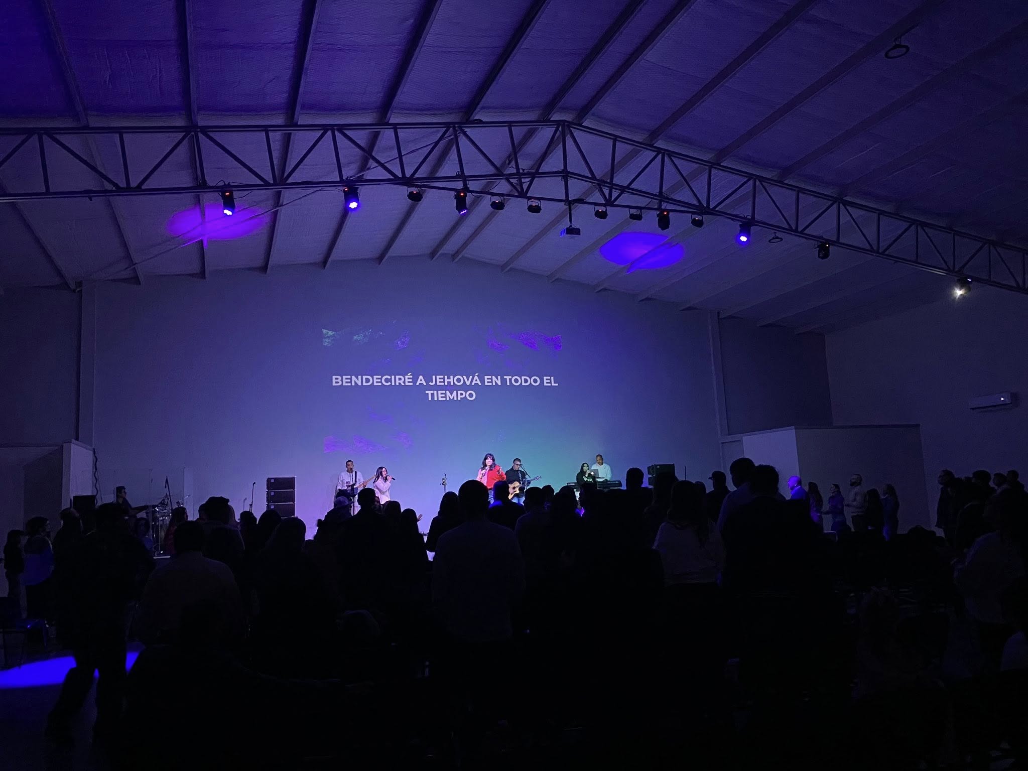 Congregación adorando